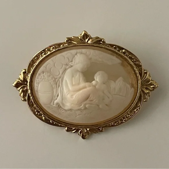 Vintage Brooch Goldtone Mother and Child Cameo Metal Pin (Possibly 1928 Brand) - Picture 3 of 16